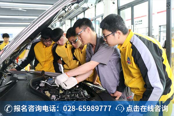 万通学子正在上实训课