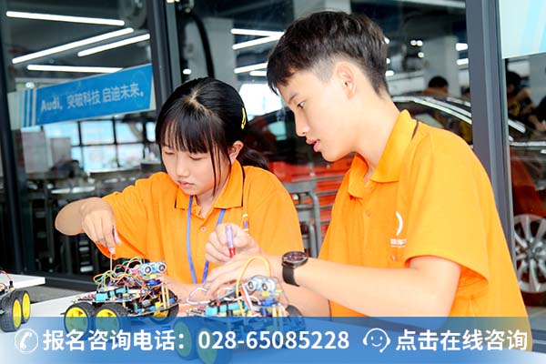 窦佳丽正在和同学一起研究智能小车功能开发