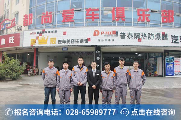 孔梁与部分员工合影（左起第三位为孔梁）