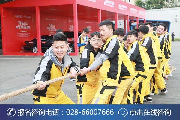 万通学子正在进行拔河比赛