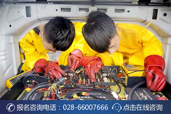 万通学子正在上汽修实训课 (2)