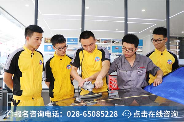 万通学子正在上汽修实训课 (1)