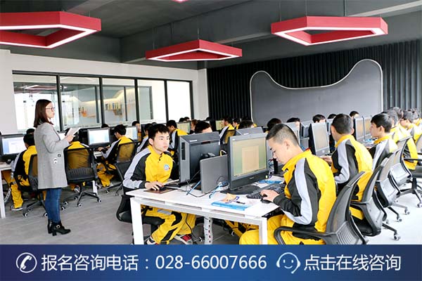 万通学子正在上智能网联课程