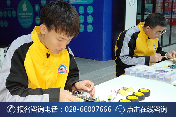 课余时间，万通学子正在探索智能小车新功能 (1)