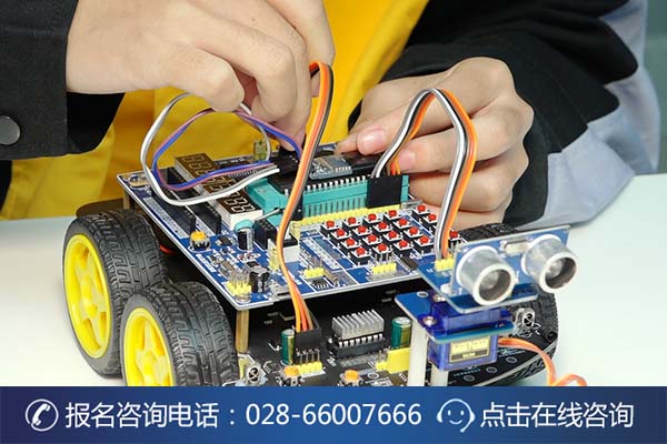 课余时间，万通学子正在探索智能小车新功能 (2)