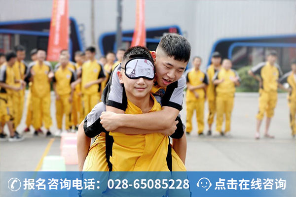 万通学子在参加素质拓展活动