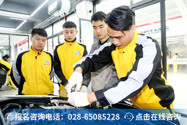 万通学子正在上实训课