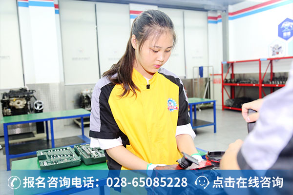 万通学子张倩正在上实训课