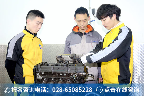 茹平（右）正在上实训课