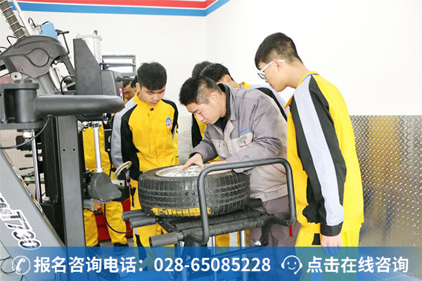 万通学子正在上实训课 (2)