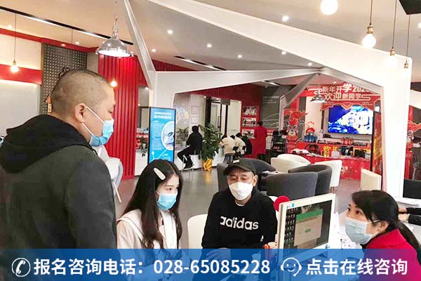 假期来校考察的学子和家长