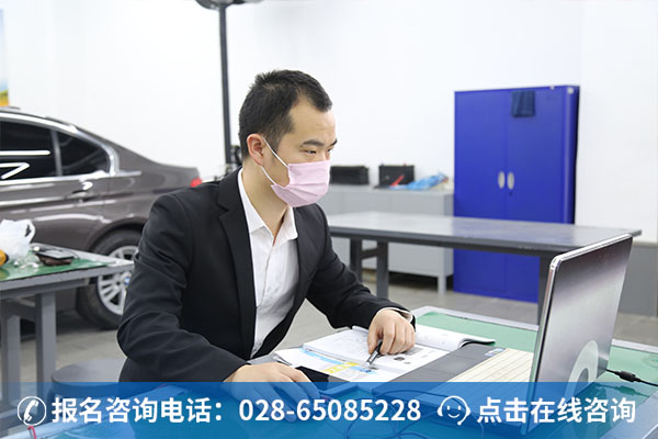 帅老师正在认真备课