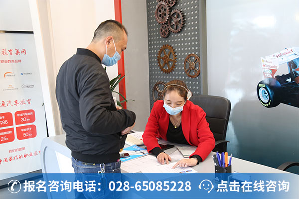 常娥老师在给学生讲解专业知识