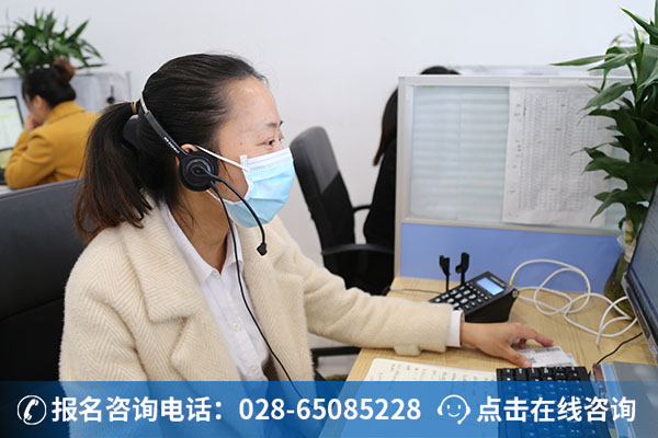 罗琼老师值班期间工作照