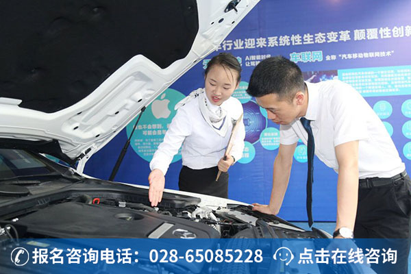 万通学子王心玉正在上汽车商务-情景演练课