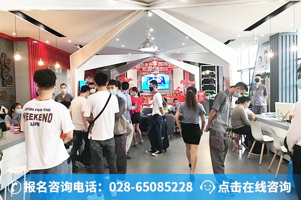 前来我校咨询、报名的学子络绎不绝