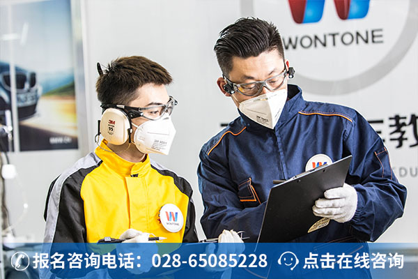 万通学子正在上实训课