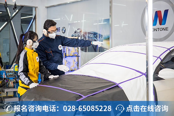 万通学子正在上实训课