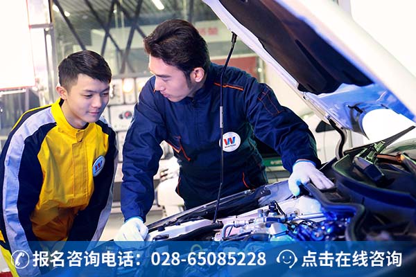 万通学子正在上实训课