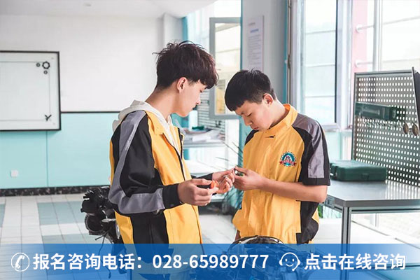 董金彪和高凤强正在上汽修实训课