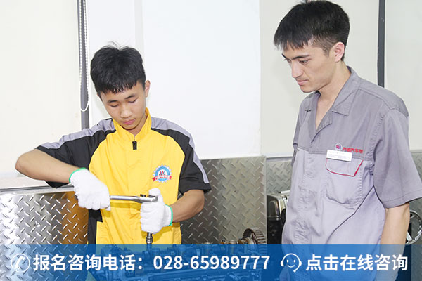 吴俊男正在进行实操训练 (1)