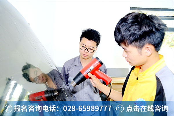 王湘正在上实训课