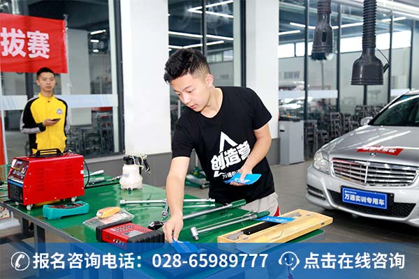 杜国滔正在参加万通极速少年第三季比赛(1)