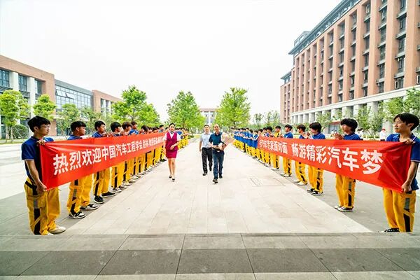 同样是上职校学技术，看看他们为何选成都万通？