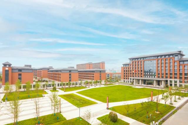 学校和预期差太多，课堂太枯燥，想换学